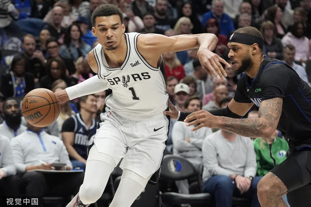 时严肃拘谨 时严肃拘谨